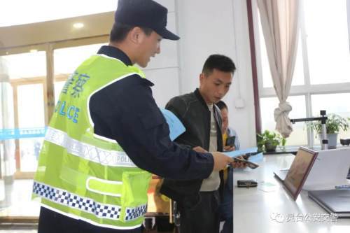 服务窗口发传单 说安全 这地选得好 安全咨询服务接地气